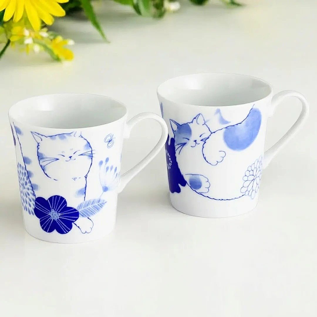 美浓烧-【Mugi&Sora】圆圆悠闲猫染付马克杯组(两入一组) - 咖啡杯/马克杯 - 瓷 白色