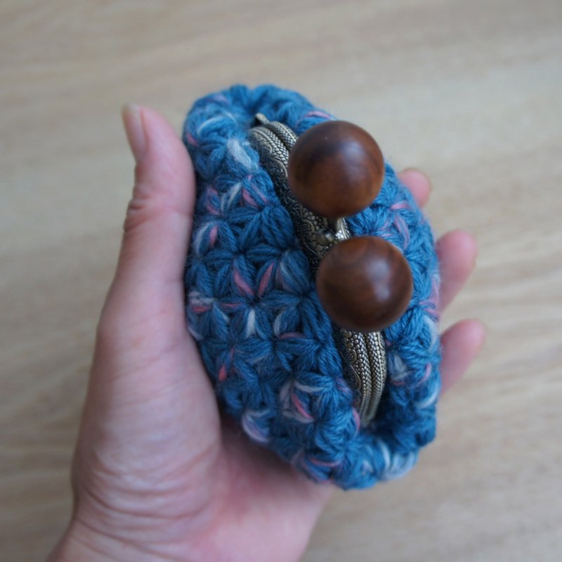 Ba-ba handmade Jasmine Stitch crochet pouch No.C1268 - 化妆包/杂物包 - 其他材质 蓝色