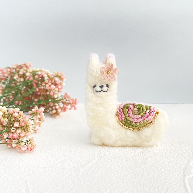 Sakura and sitting alpaca brooch-Sakura series - 胸针 - 羊毛 粉红色