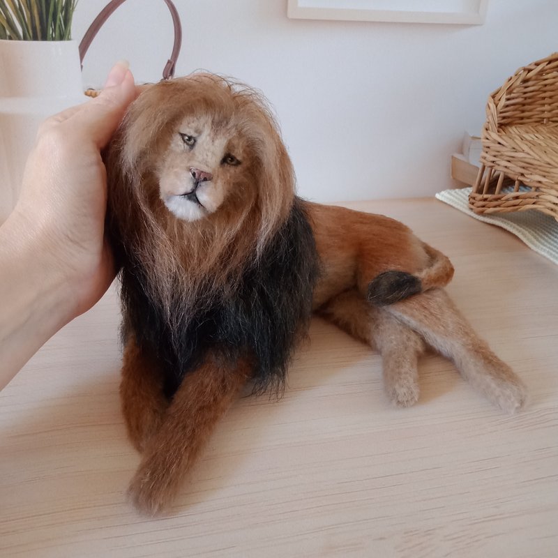 Ready to ship. 6 inches height Realistic miniature crochet Lion figurine. - 玩偶/公仔 - 其他材质 咖啡色