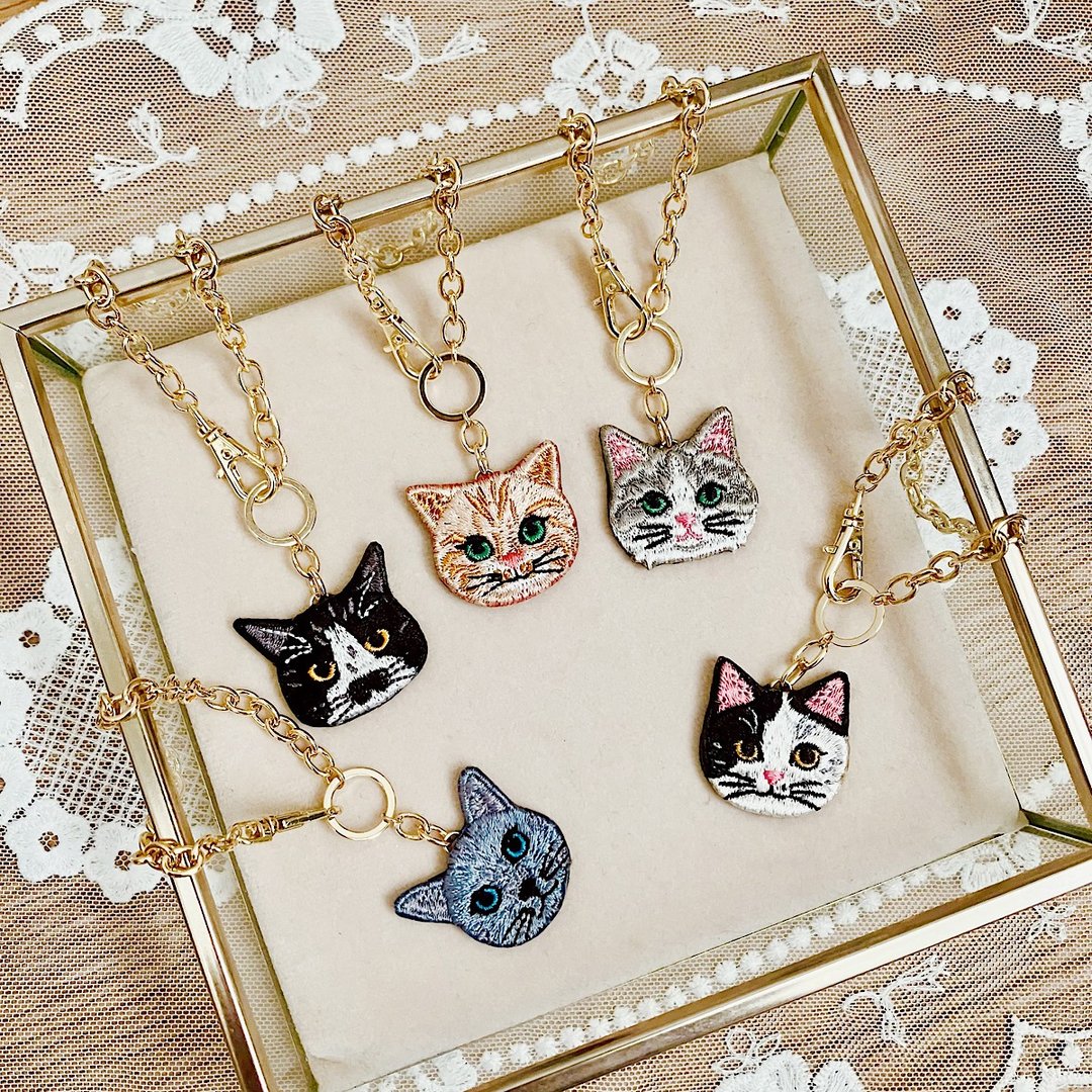 Nyaigs_猫刺绣长包吊饰 - 钥匙链/钥匙包 - 其他金属 金色