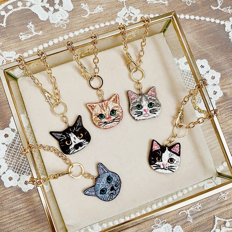 Nyaigs_猫刺绣长包吊饰 - 钥匙链/钥匙包 - 其他金属 金色