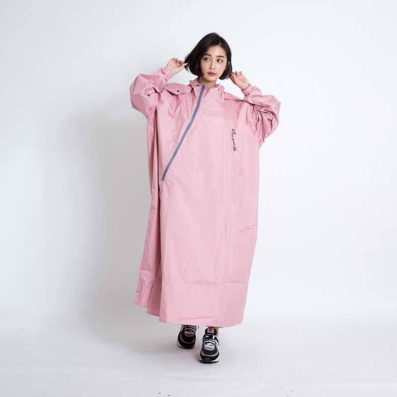 【OMBRA】Zip斜开一件式雨衣/连身 15秒快速穿脱 雨衣不进水 防水 - 雨伞/雨衣 - 防水材质 粉红色