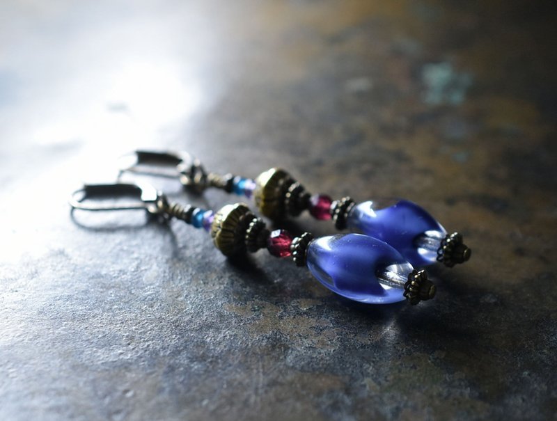 海军蓝 x 澄澈复古珠饰与莲花黄铜、紫水晶、石榴石、祖母绿蓝色珠饰耳环 - 耳环/耳夹 - 玻璃 蓝色