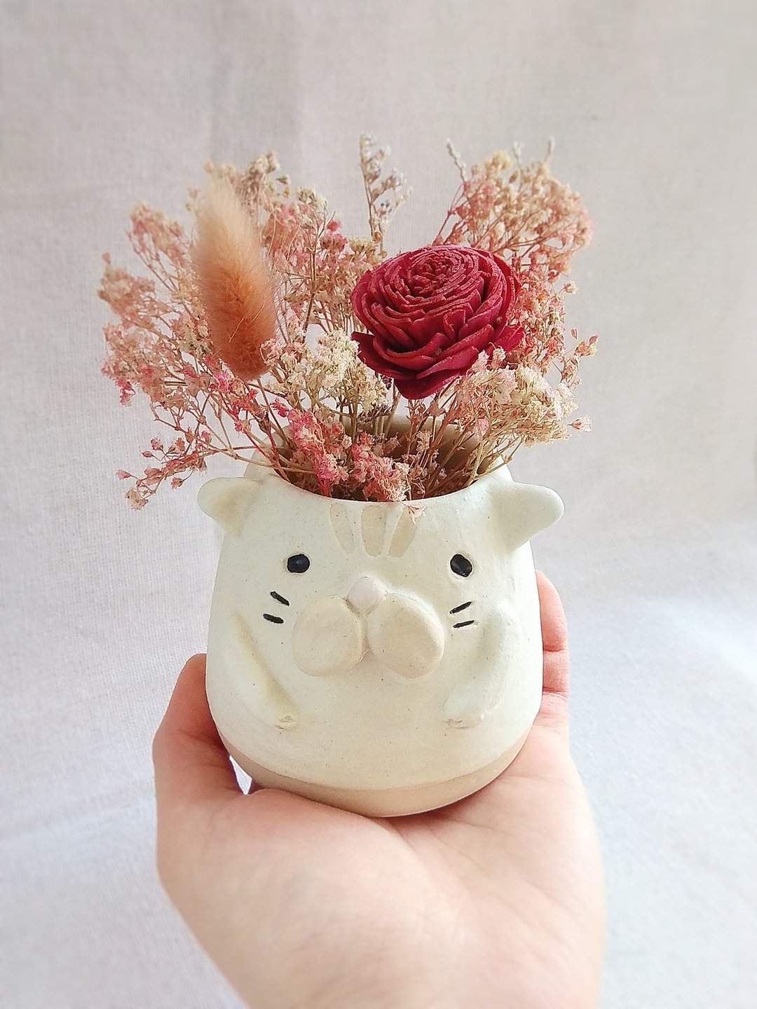 【瑕疵品 6 折】动物陶艺花器 / 多肉盆器 / 笔筒摆设 - 米色小猫 - 花瓶/陶器 - 陶 白色