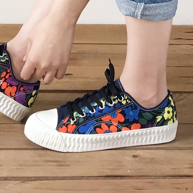 福利品 鲜花饼干鞋-蓝色 小红帽与大野狼 - 女款休闲鞋 - 棉．麻 蓝色