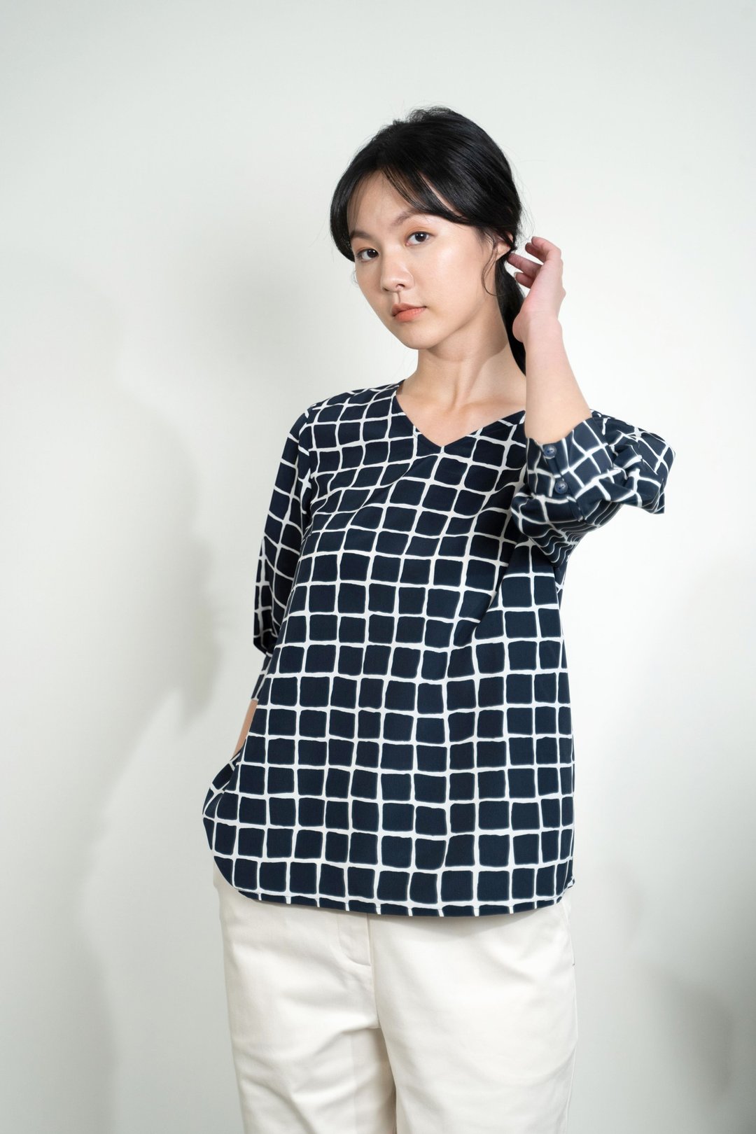 海格五分袖V领格纹短袖上衣-深游 - 女装上衣 - 聚酯纤维 蓝色
