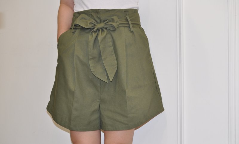 Flat 135 X 台湾设计师系列 精选日本布料 纯棉布料 质感休闲短裤 附上腰带 显瘦  宽裤 高腰宽版裤 热裤 夏日穿搭 - 女装短裤 - 棉．麻 绿色