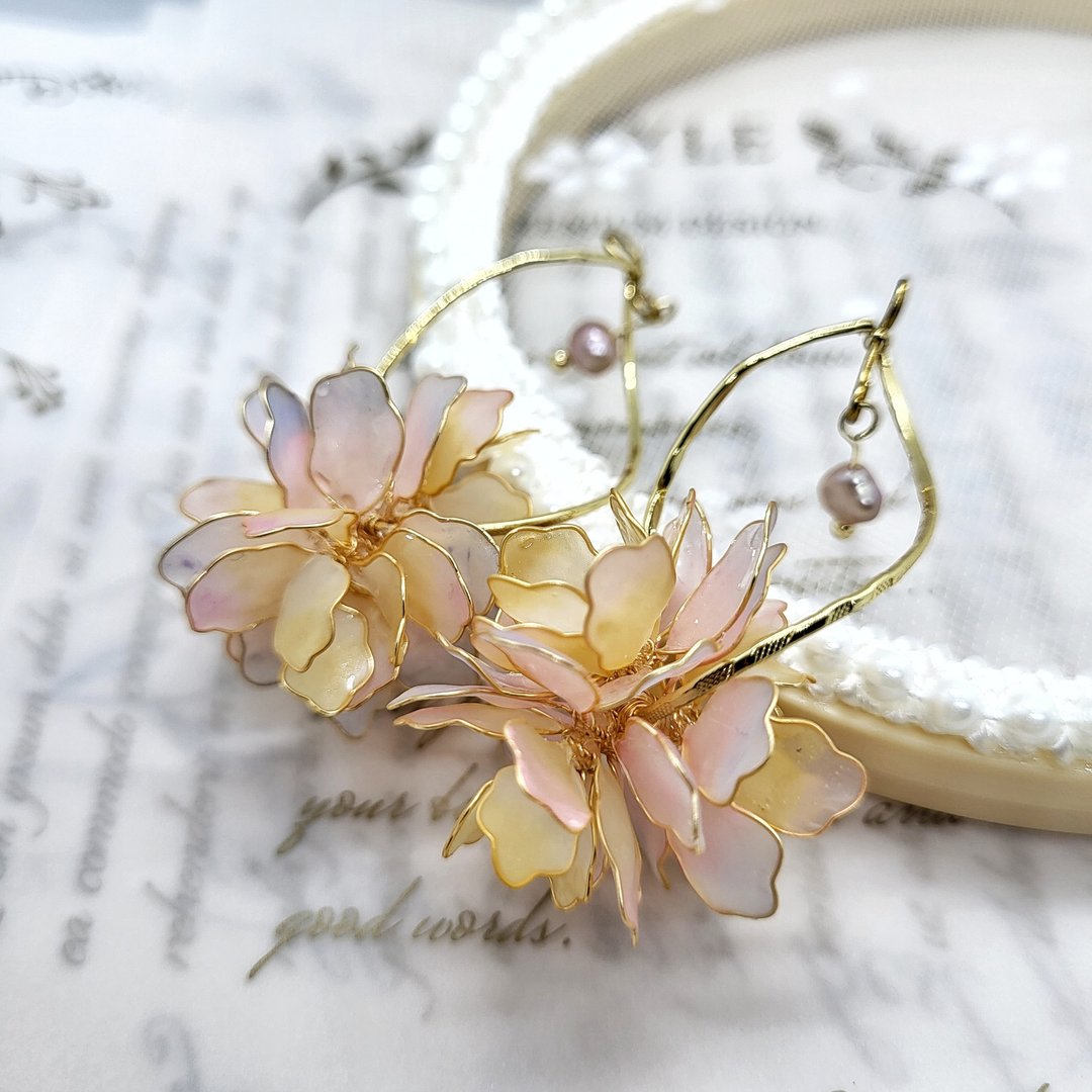 【NiouJiou手作饰品】360度都要美花球 水晶花耳环 优雅粉 - 耳环/耳夹 - 树脂 粉红色