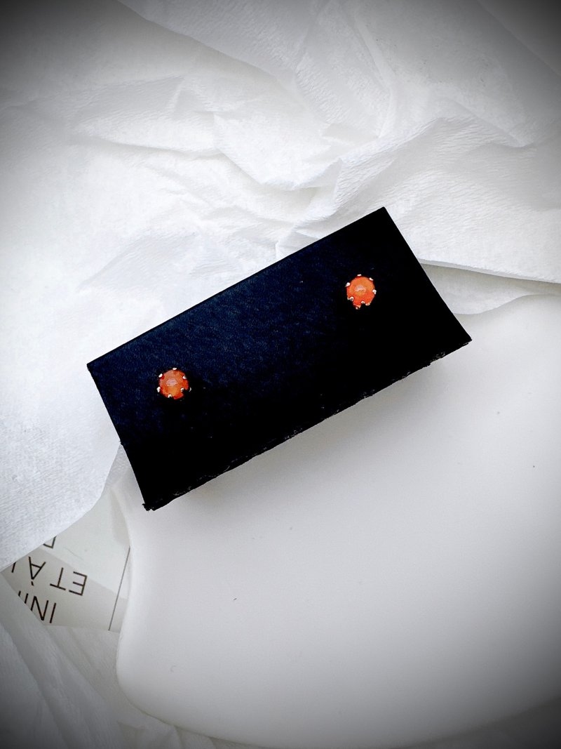 C&W 天然橙红芬达石简约大方s925纯银六爪耳钉耳环 - 耳环/耳夹 - 玉石 橘色