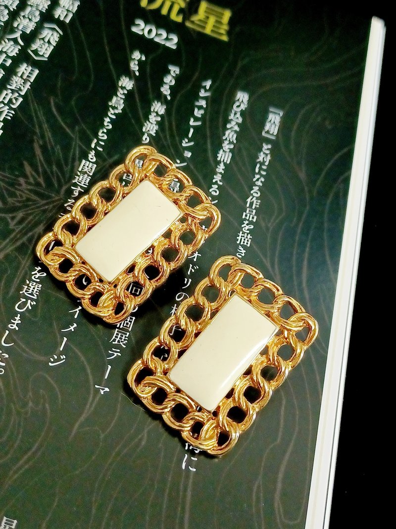 vintage jewelry  Monet 古董金色藤编白珐琅夹式耳环 - 耳环/耳夹 - 其他金属 