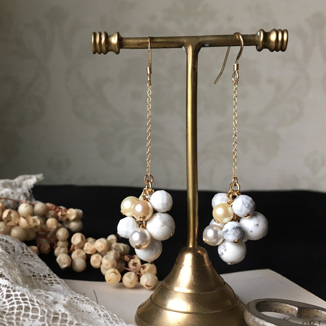 14kgf Howlite and Vintage Pearl Grape Chain Earrings OR Brass Ear Clip - 耳环/耳夹 - 宝石 白色