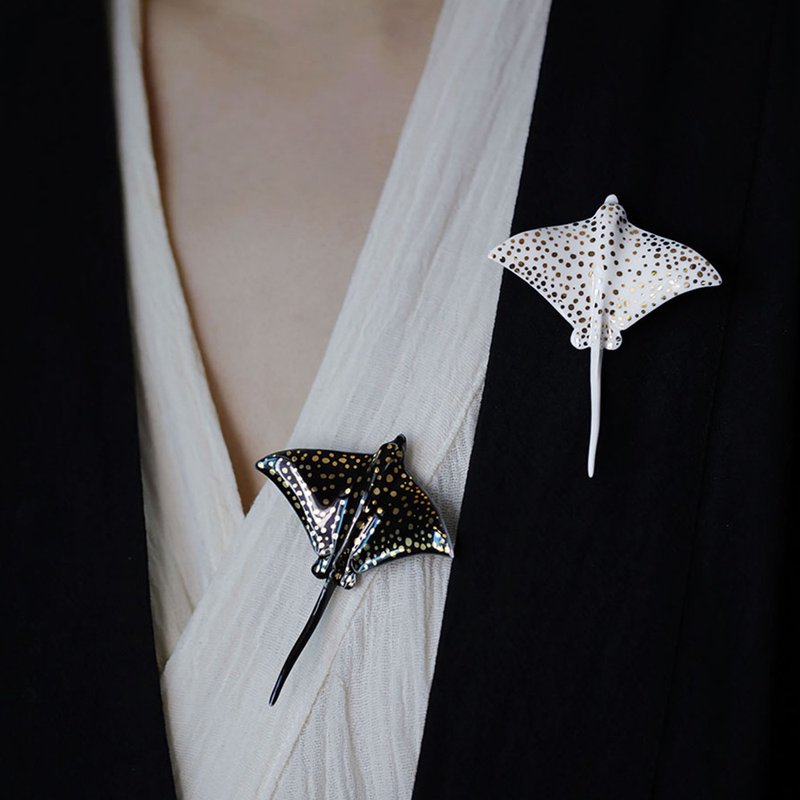 【斑点鹰鳐】文艺小众海洋生物黑白情侣手绘陶瓷胸针 - 胸针 - 瓷 多色