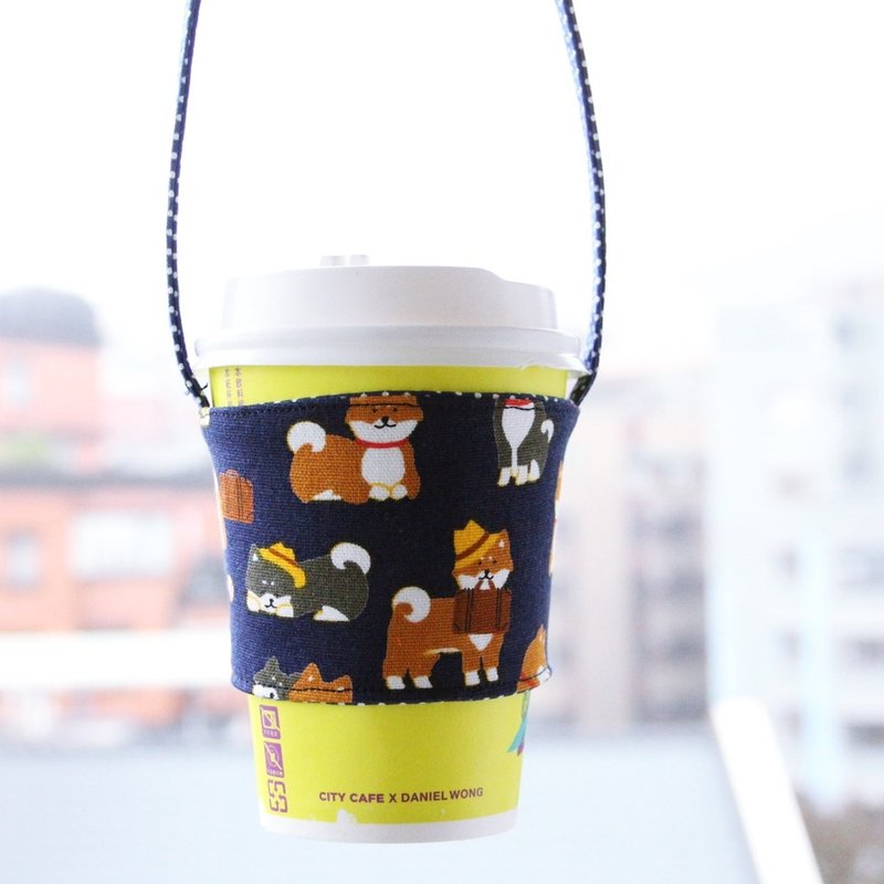 文青风环保手提杯袋~柴犬的日常 深蓝  手工双面 环保饮料袋 吸水 手摇杯 咖啡提袋 交换礼物 - 随行杯提袋/水壶袋 - 棉．麻 蓝色