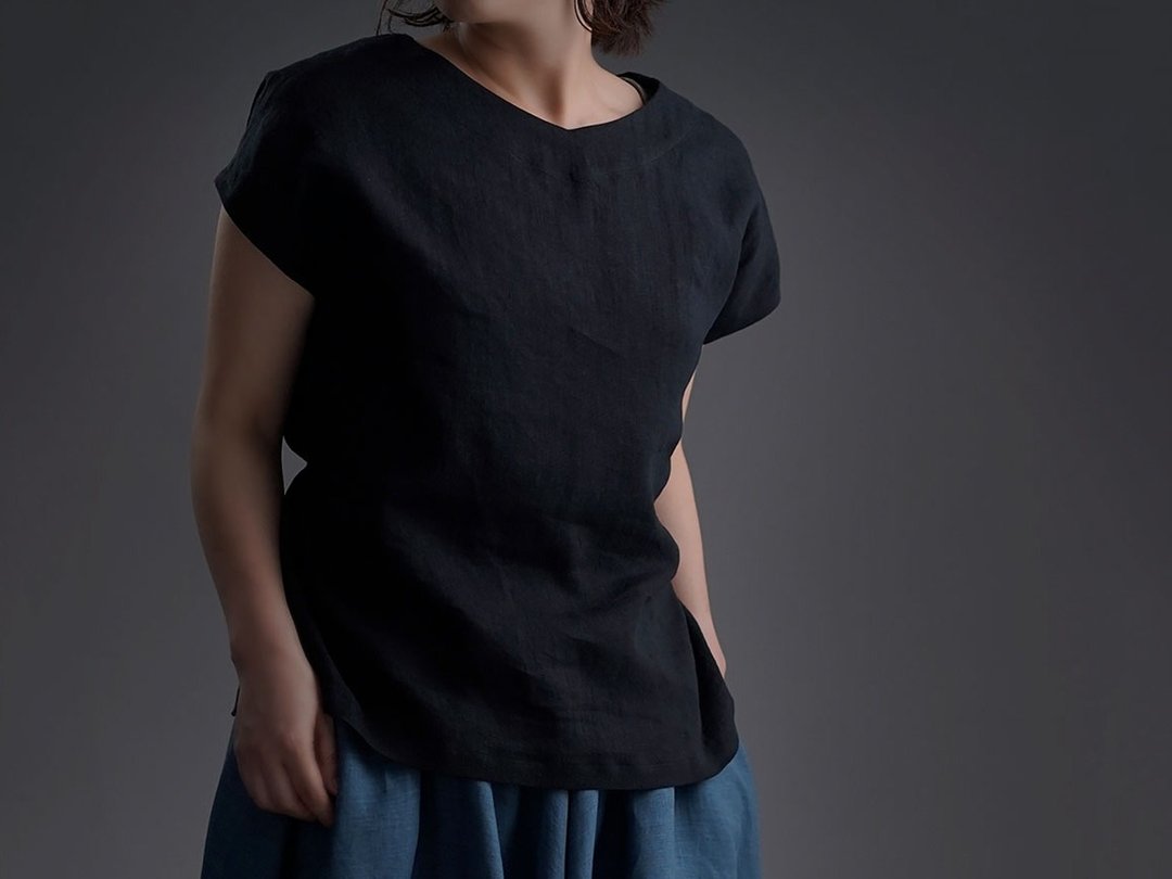 wafu --Flax coat Light Linen V-neck Top / Black t025g-bck1 - 女装上衣 - 亚麻 黑色