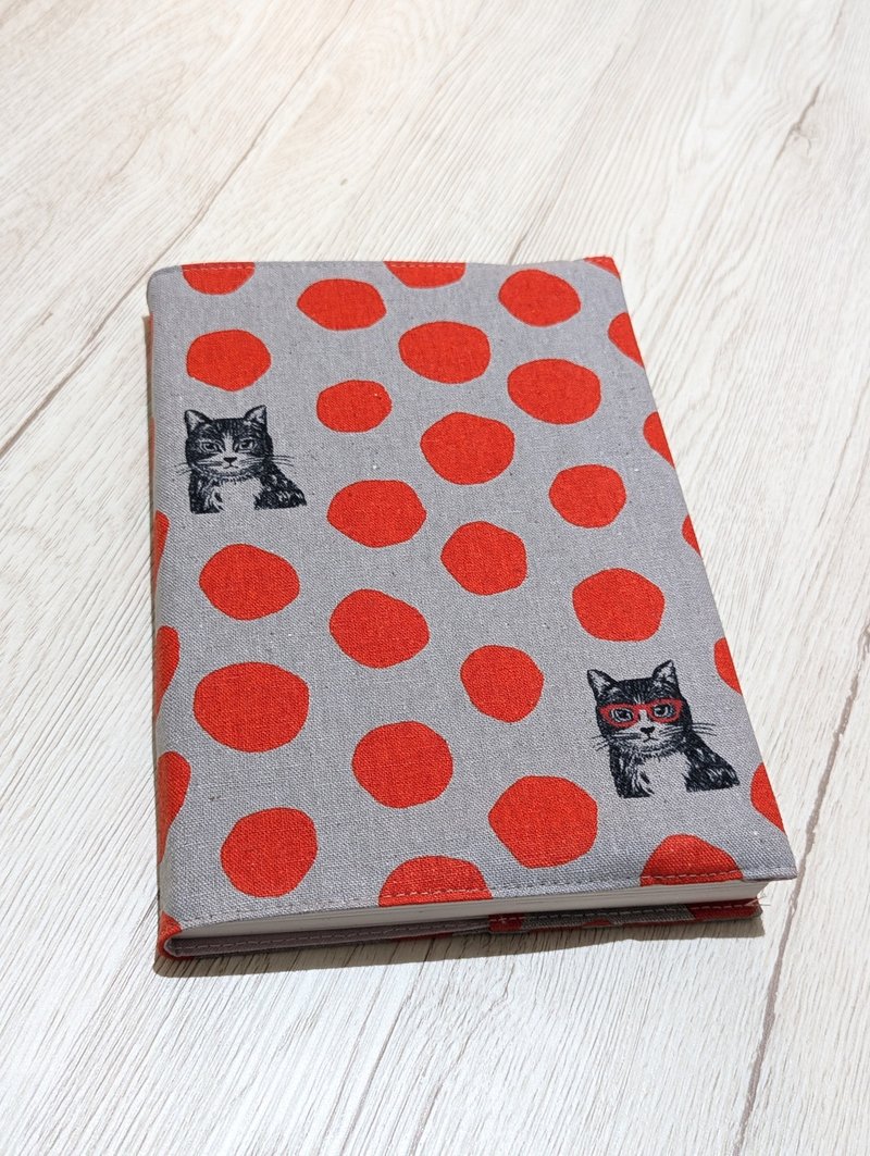 A5尺寸 布书衣-灰底红点点猫 - 书衣/书套 - 棉．麻 