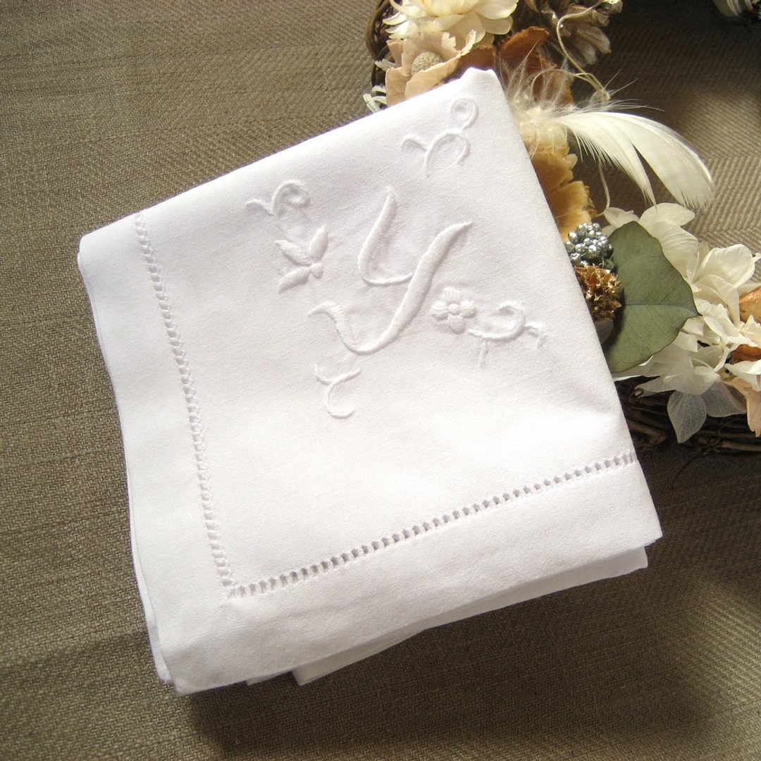 Hand embroidery initial handkerchief white Y - 手帕/方巾 - 棉 