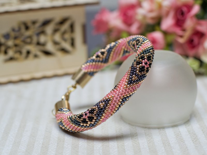 Pink bead crochet bracelet , Jewelry making kit, Diy kit bracelet, Diy craft kit - 编织/刺绣/羊毛毡/裁缝 - 玻璃 粉红色