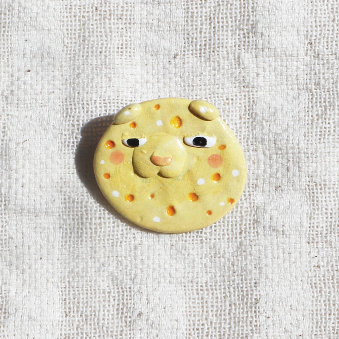 brooch handmade (moondog) - 胸针 - 塑料 黄色