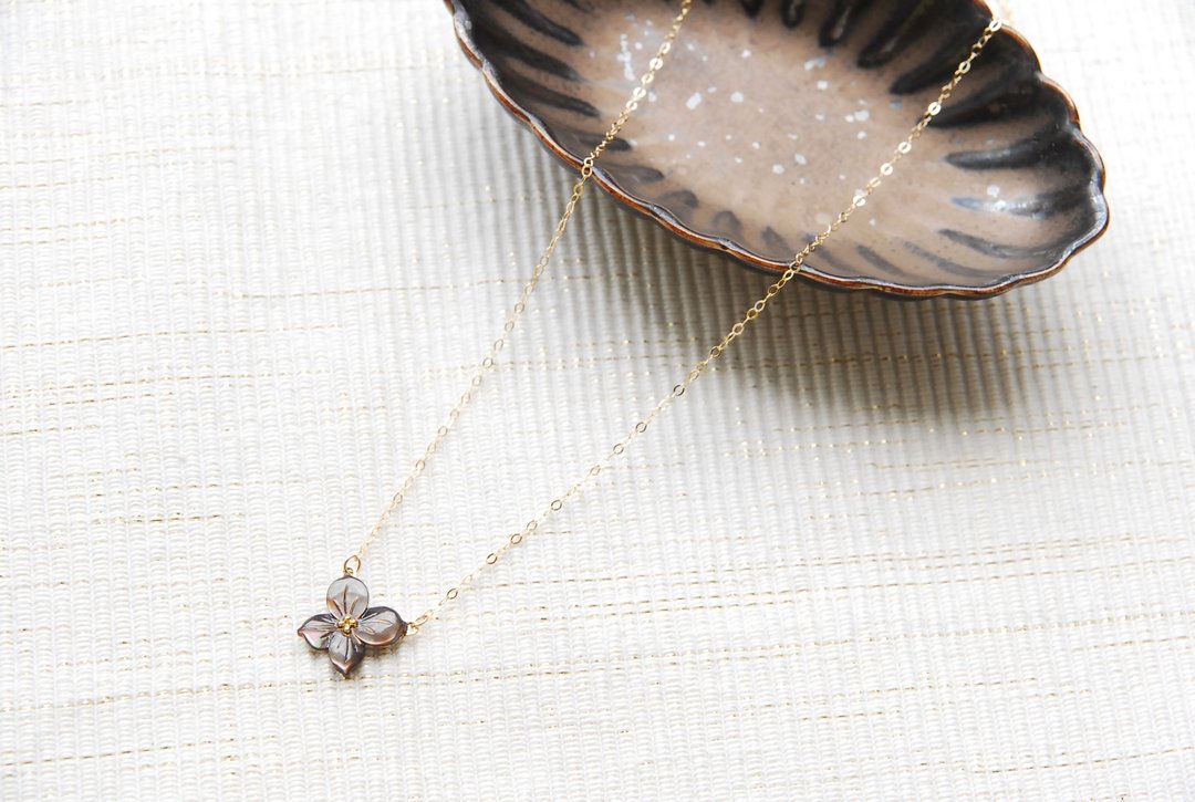 4 petal flower necklace black 14kgf - 项链 - 贝壳 黑色