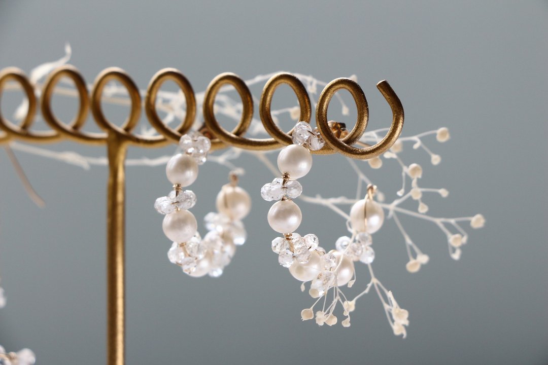 14kgf-freshwater pearl and topaz wrap hoop pierced earrings - 耳环/耳夹 - 宝石 白色