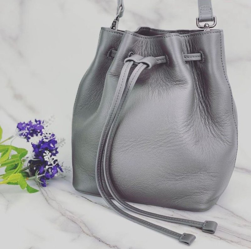 simple.she 真皮小巧大容量水桶包 灰色 - 束口袋双肩包 - 真皮 灰色