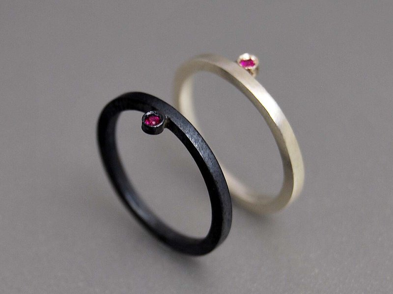 【黑+白】纯银/氧化黑 红宝石简约几何情侣对戒订婚戒指 相依相偎 精致小巧简约优雅创意设计生日礼物 R063 | 希腊原创手工饰品 This and That - 对戒 - 其他金属 黑色