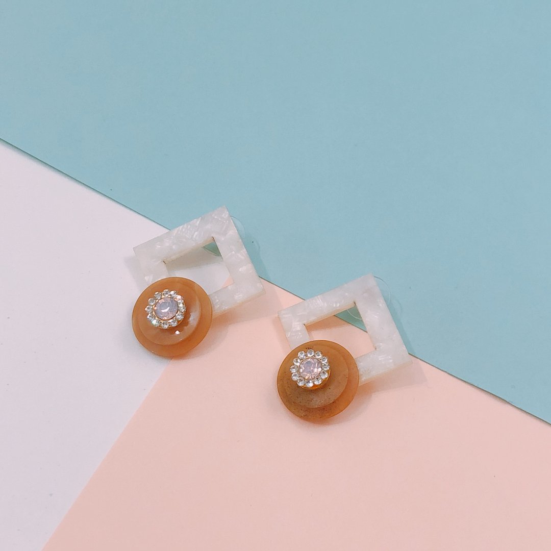 SS18 正方形水晶花粒耳环-杏色 - 耳环/耳夹 - 塑料 