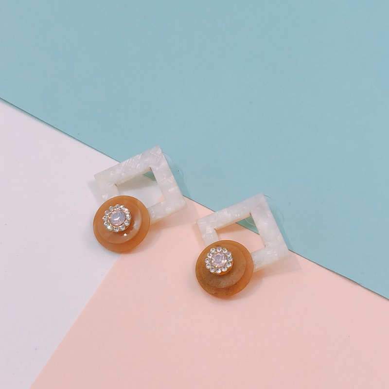SS18 正方形水晶花粒耳环-杏色 - 耳环/耳夹 - 塑料 