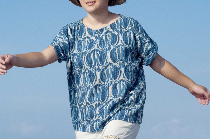 蓝染蜡染纯棉上衣/印度棉手工衣/手织布宽版上衣-刺绣花朵indigo - 女装上衣 - 棉．麻 蓝色