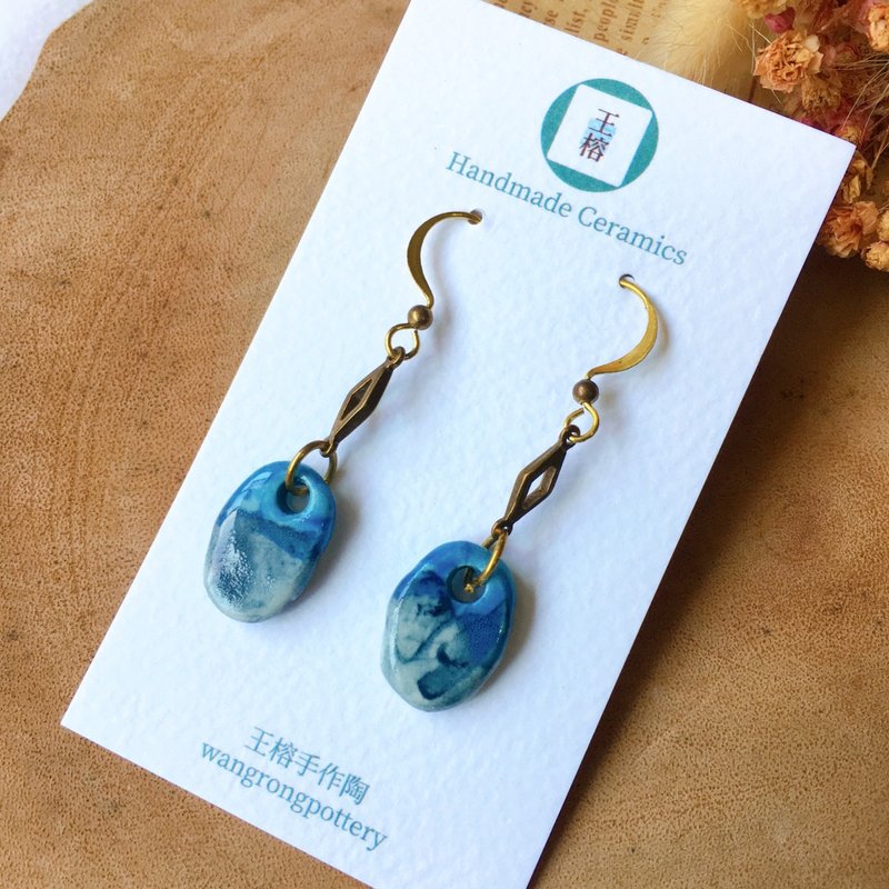 【陶艺家手作】手作白瓷蓝调水墨耳环 - 耳环/耳夹 - 瓷 蓝色