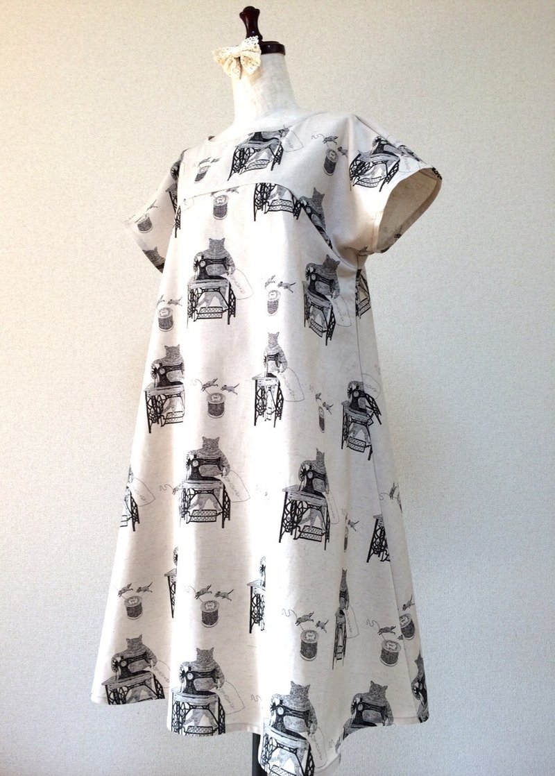 Cat and antique sewing machine flare dress dress - 洋装/连衣裙 - 棉．麻 白色