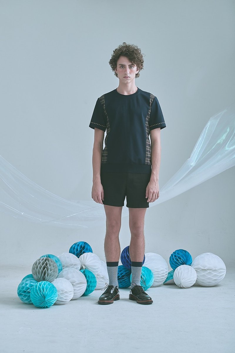 【Andres Koma】圆领宝蓝拼彩色格子拼布T恤 - 男装上衣/T 恤 - 其他人造纤维 蓝色