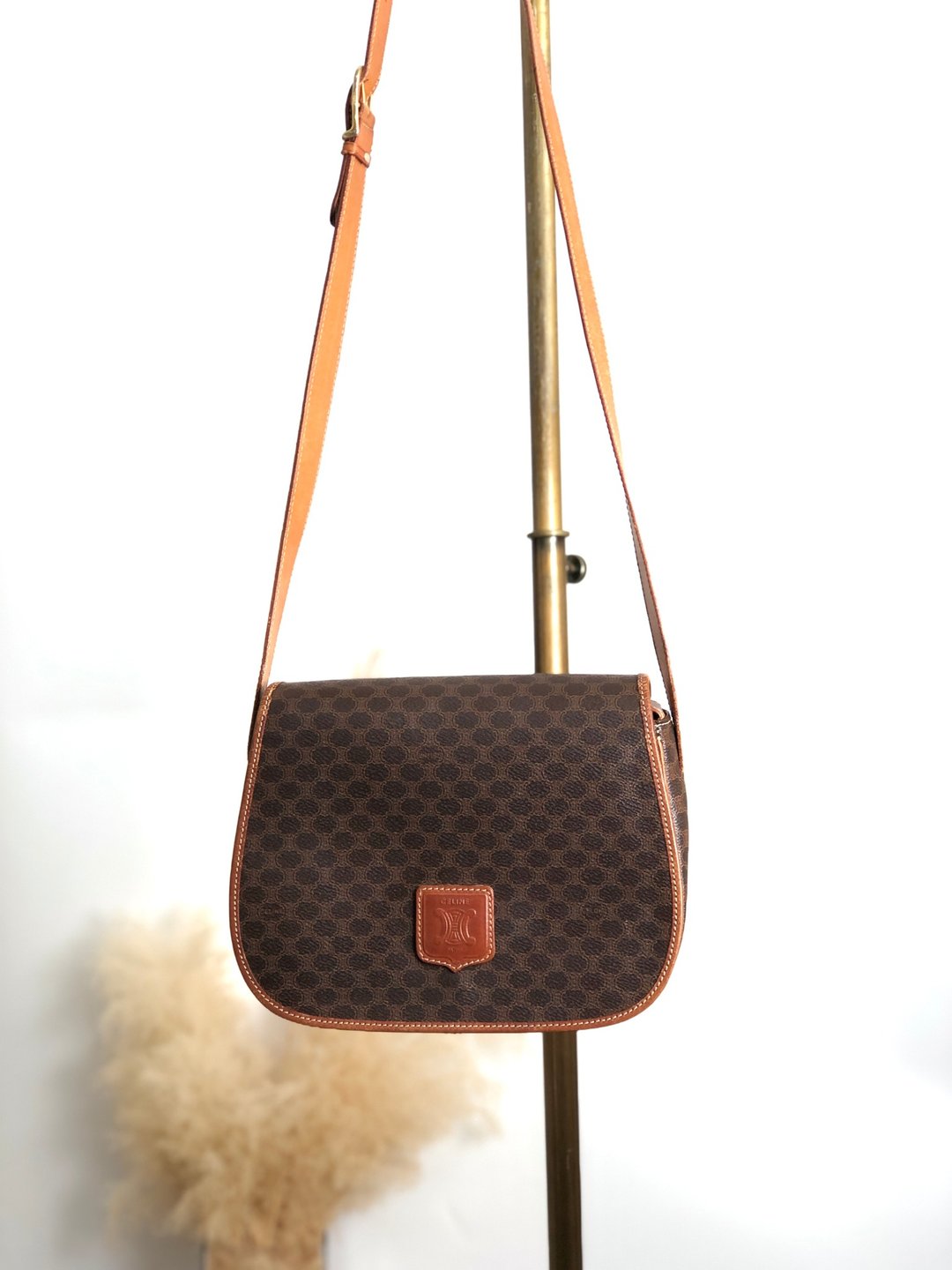 【VintageShop solo 日本直送中古包专卖店】CELINE 赛琳 经典老花 翻盖斜背包 咖啡色 压花 PVC x 皮革 绝版复古 huc7ji - 侧背包/斜挎包 - 防水材质 咖啡色