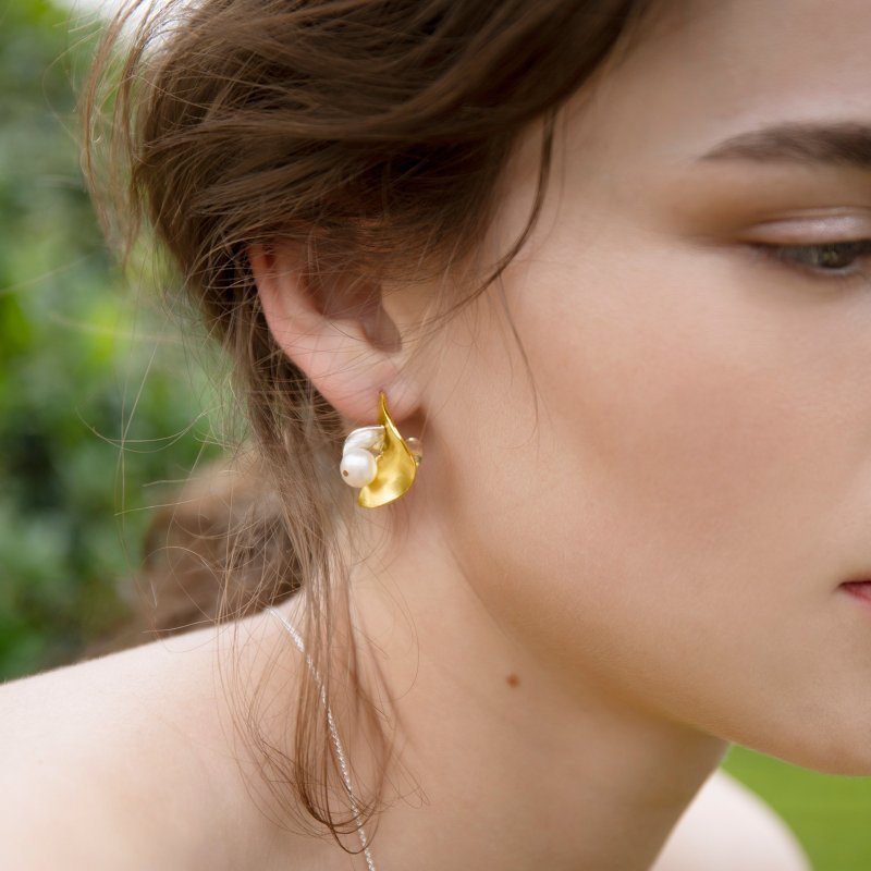 【品牌设计款最佳礼物】双瓣天然珍珠 纯银镀金耳环 (可改夹式) - 耳环/耳夹 - 纯银 多色