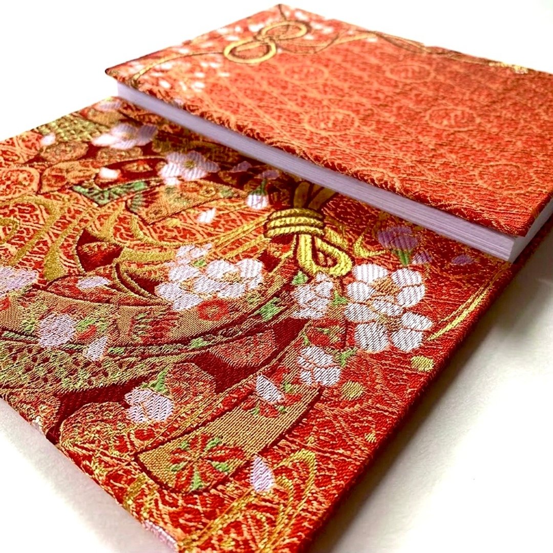 Pinkoi 代购 - ‘结华瑞朱’金襴织物御朱印帐 B6 大判尺寸 束熨斗纹 樱 梅 七宝 有职纹样 吉祥纹样 御朱印帐 御城印帐 桐生织物 - 笔记本/手帐 - 棉．麻 红色