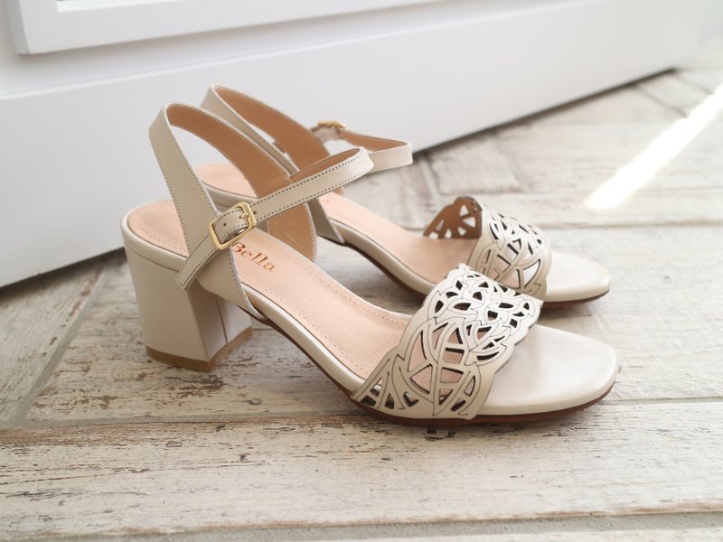【初见米兰】雕花粗跟凉鞋-米白 - 高跟鞋 - 真皮 白色
