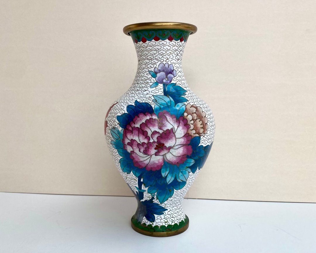 来自中国的复古景泰蓝花瓶 1970 年代 |带有花卉图案的白色花瓶 - 其他 - 其他金属 多色