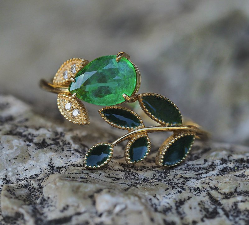 Floral ring with Enamel Green Leaves with emerald, diamonds  gold. - 戒指 - 贵金属 金色