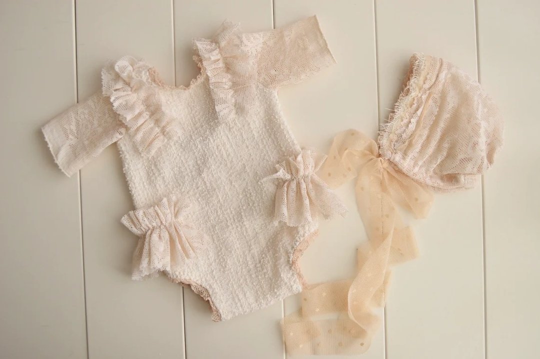 Newborn girl cream romper and bonnet outfit photo prop. Beige ruffled onesie. - 其他 - 其他材质 咖啡色
