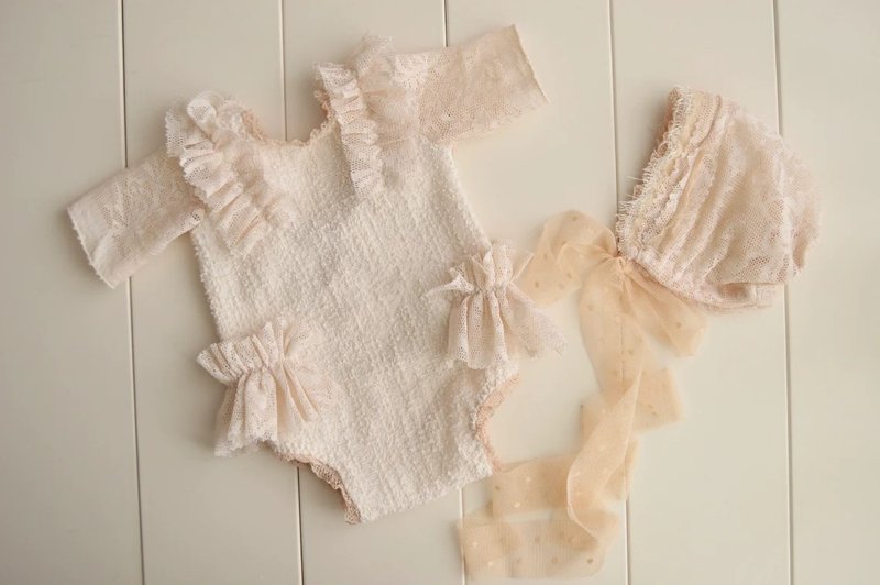 Newborn girl cream romper and bonnet outfit photo prop. Beige ruffled onesie. - 其他 - 其他材质 咖啡色
