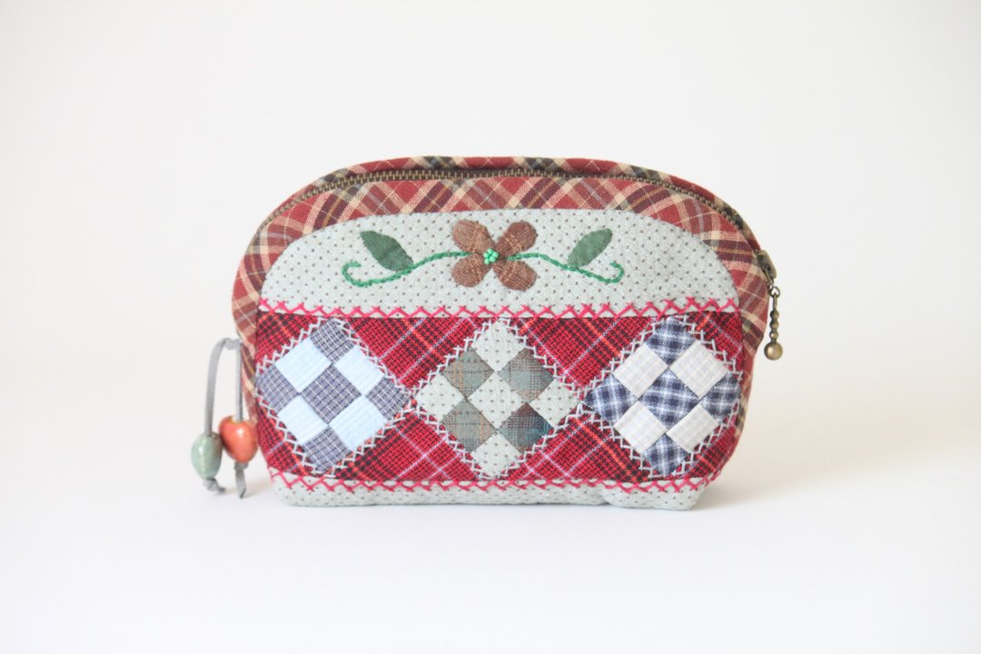 Quilted Cosmetic Bag Made In Japanese Patchwork Style. Zipped Small Organizer. - 化妆包/杂物包 - 其他材质 多色