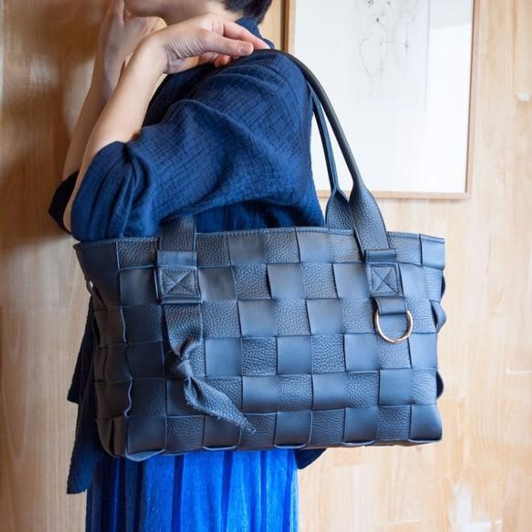 I knit with a soft leather with a ring and furniture. Braided Leather Tote Black S Black Cobo X Black Smooth - 手提包/手提袋 - 真皮 黑色