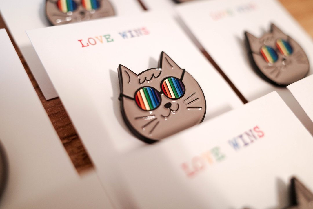 LOVE IS LOVE 彩虹猫金属别针 - 胸针 - 其他金属 