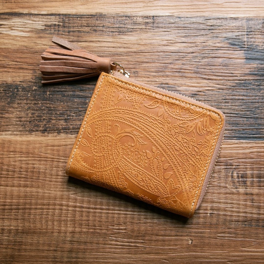 【日本手工制】佩斯利花纹 短皮夹 流苏吊饰 驼色 - 皮夹/钱包 - 真皮 咖啡色