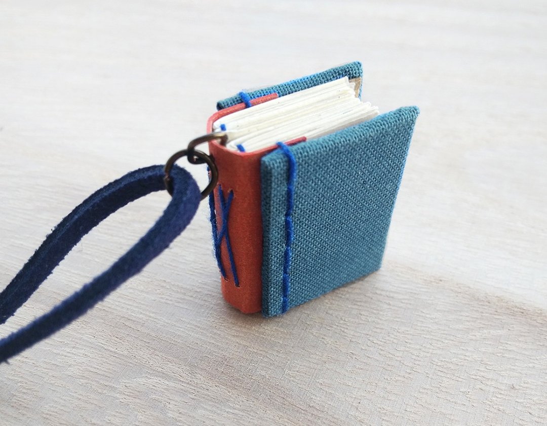 Mini Book Necklace, with deepblue faux suede cord - 项链 - 纸 蓝色