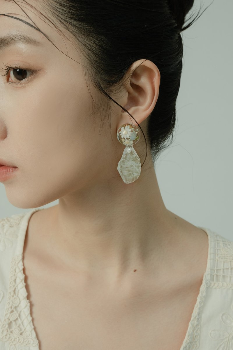 真花耳环Sunny Earrings - 耳环/耳夹 - 植物．花 白色