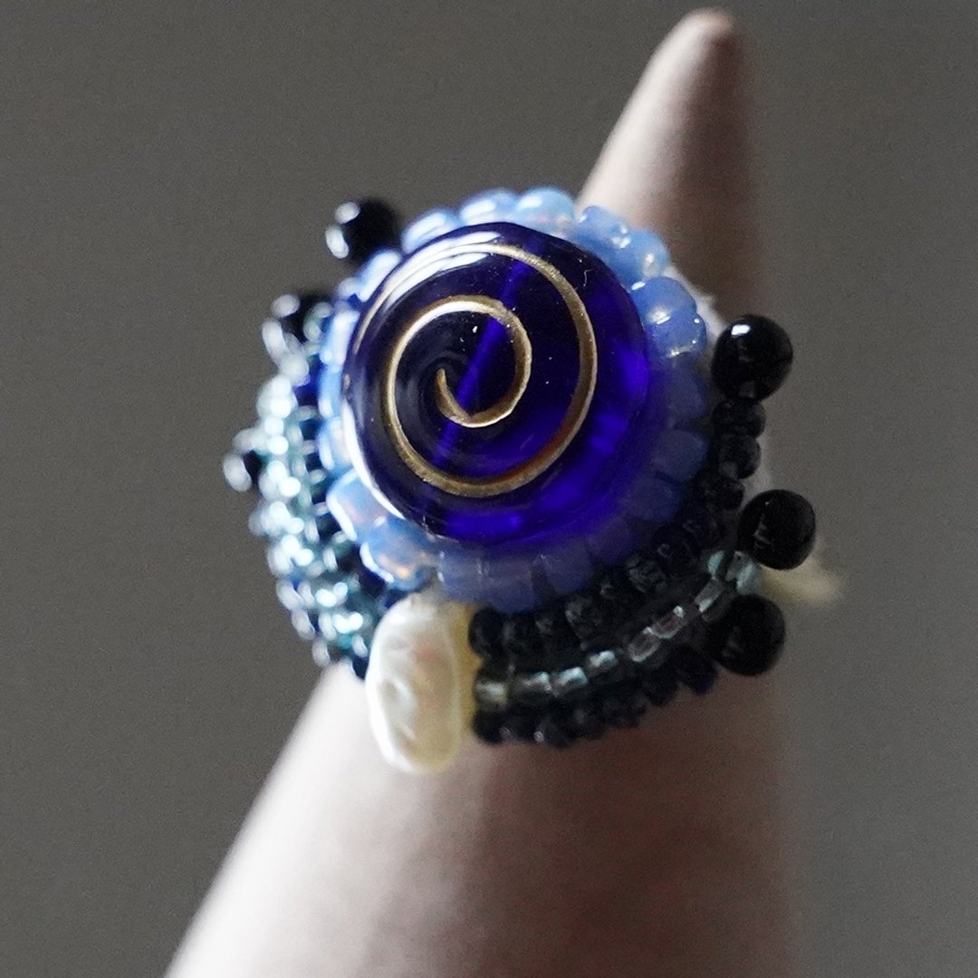 Talkative Ring 44 Free Size Bead Embroidery Ring Round Swirl Blue - 戒指 - 玻璃 多色