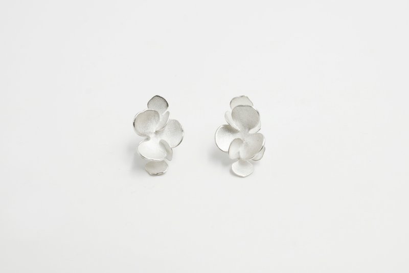 I-Shan13  山茶花瓣耳环(大) - 耳环/耳夹 - 其他金属 