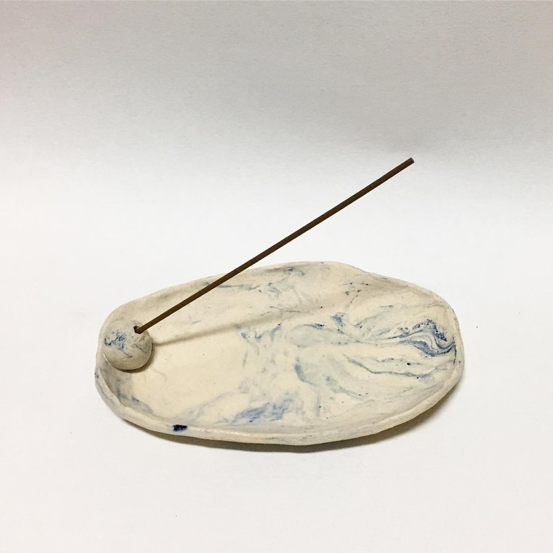 【物喜工作室】绞胎蓝迷你小香盘 椭圆 - 香薰/精油/线香 - 陶 白色